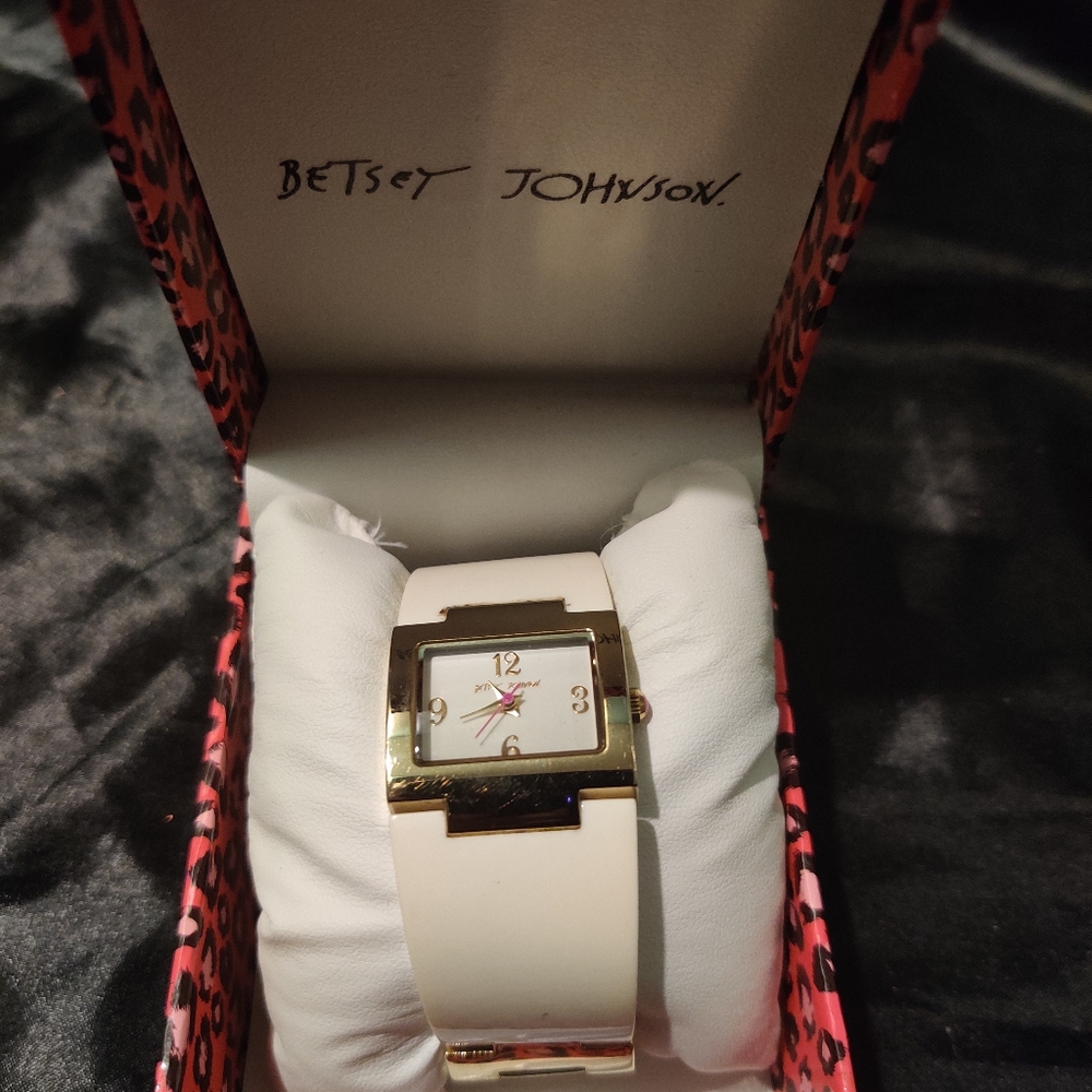 BETSEY JOHNSON WHITE ACRYLIC BAND GOLD TONE DIAL WATCH